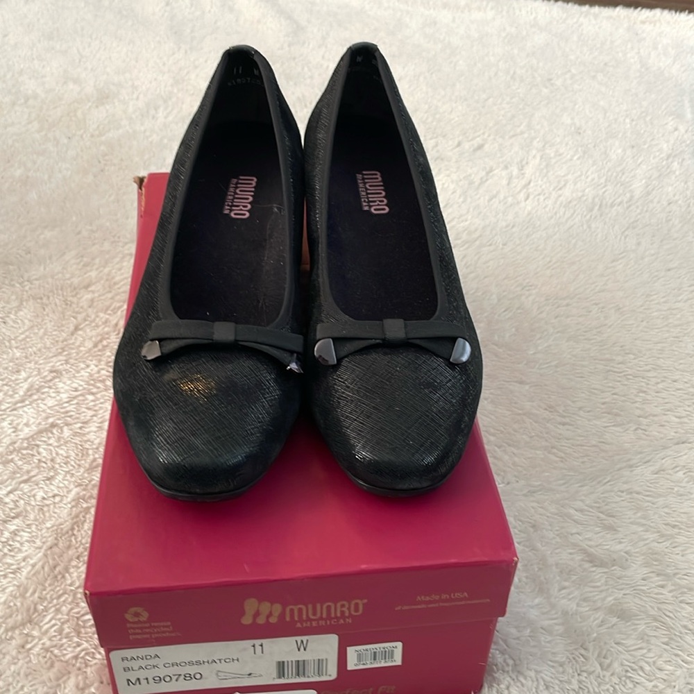 Munro Randa Black Crosshatch.